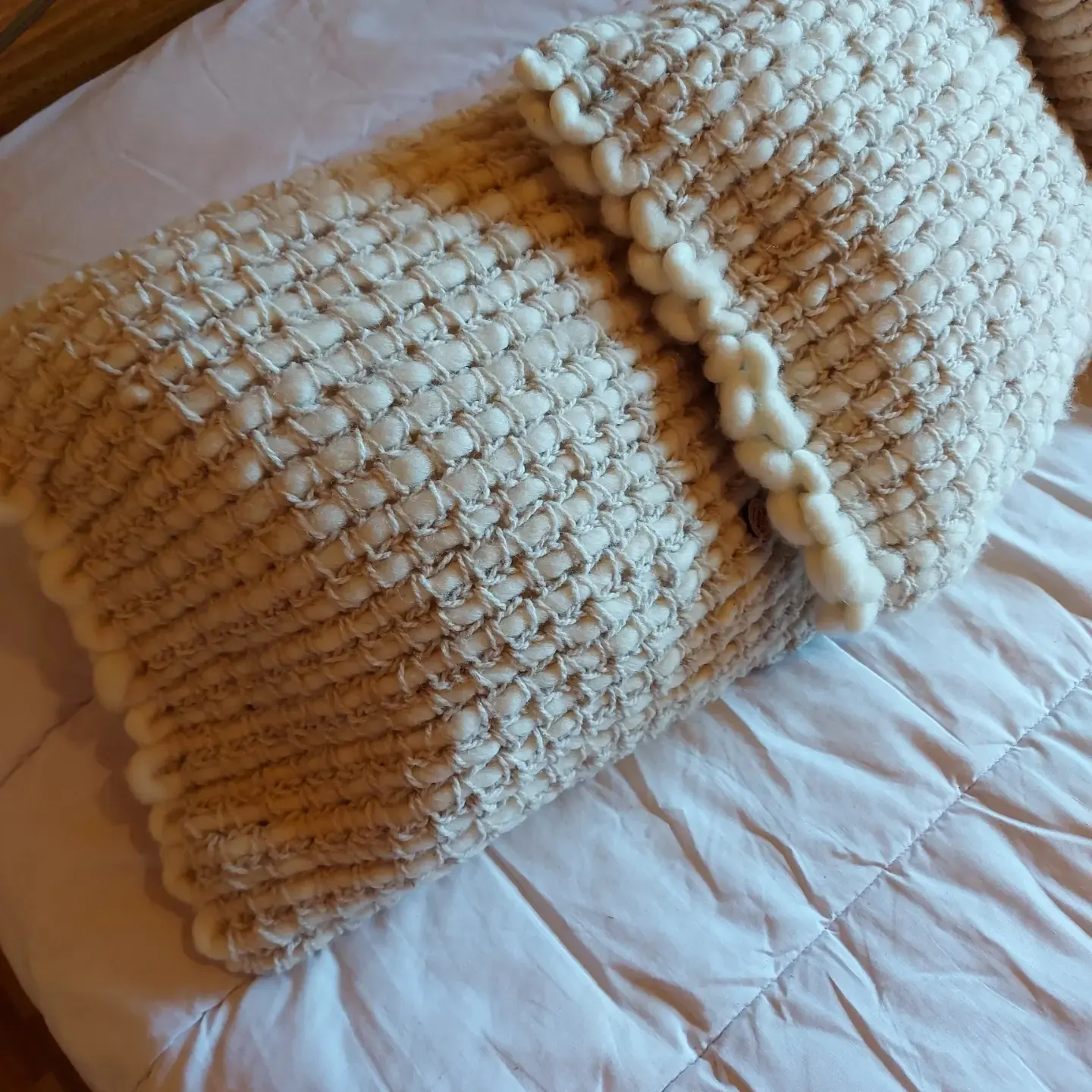 Cojin color crudo en lana natural, tejida a crochet, mide 40x40cm, valor 25000