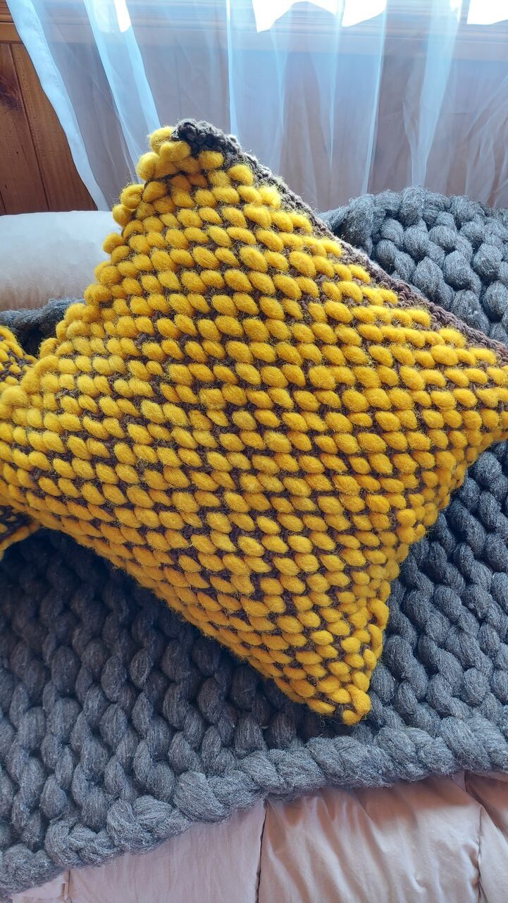 Cojin color mostaza, tejido a crochet, mide 50x50cm, valor $27000
