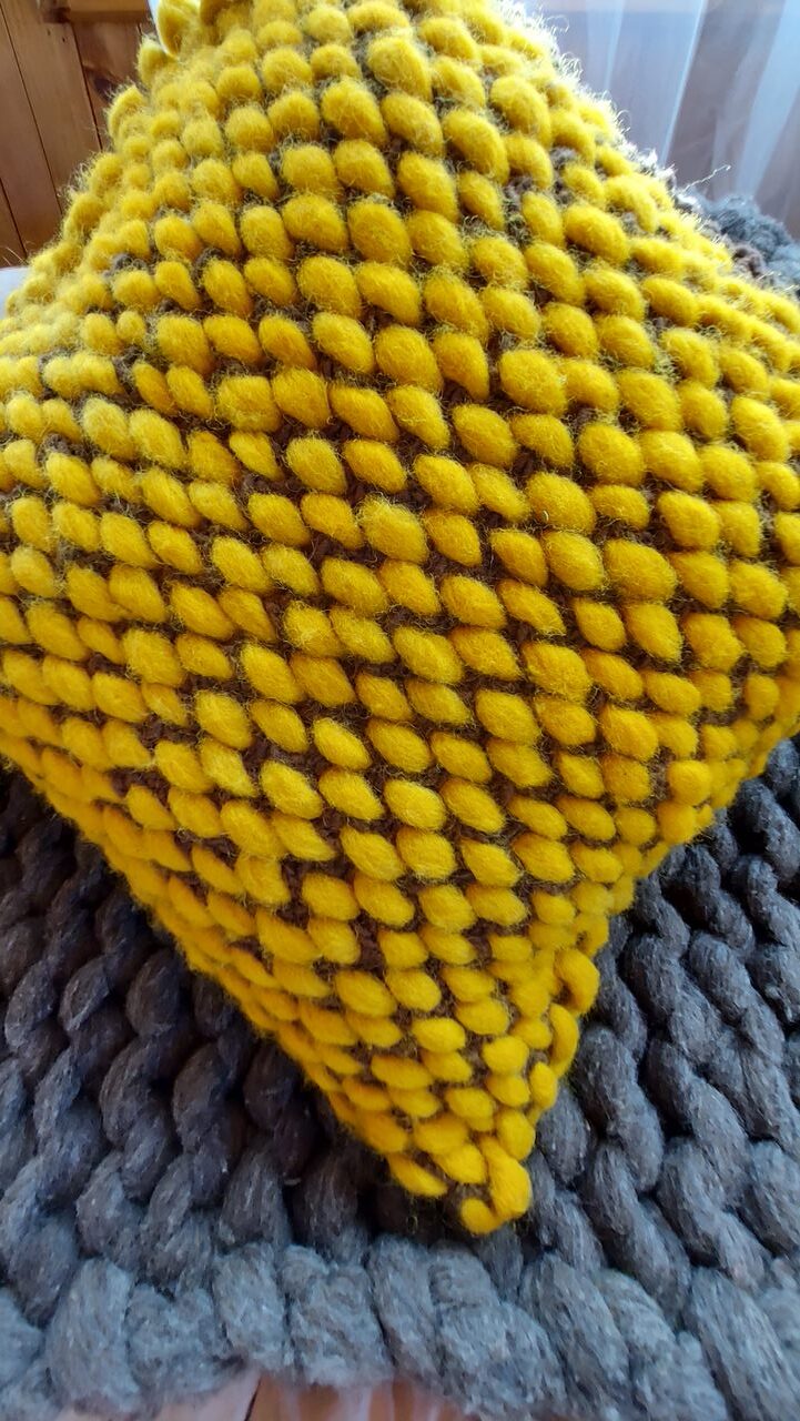 Cojin color mostaza, tejido a crochet, mide 50x50cm, valor $27000(1)