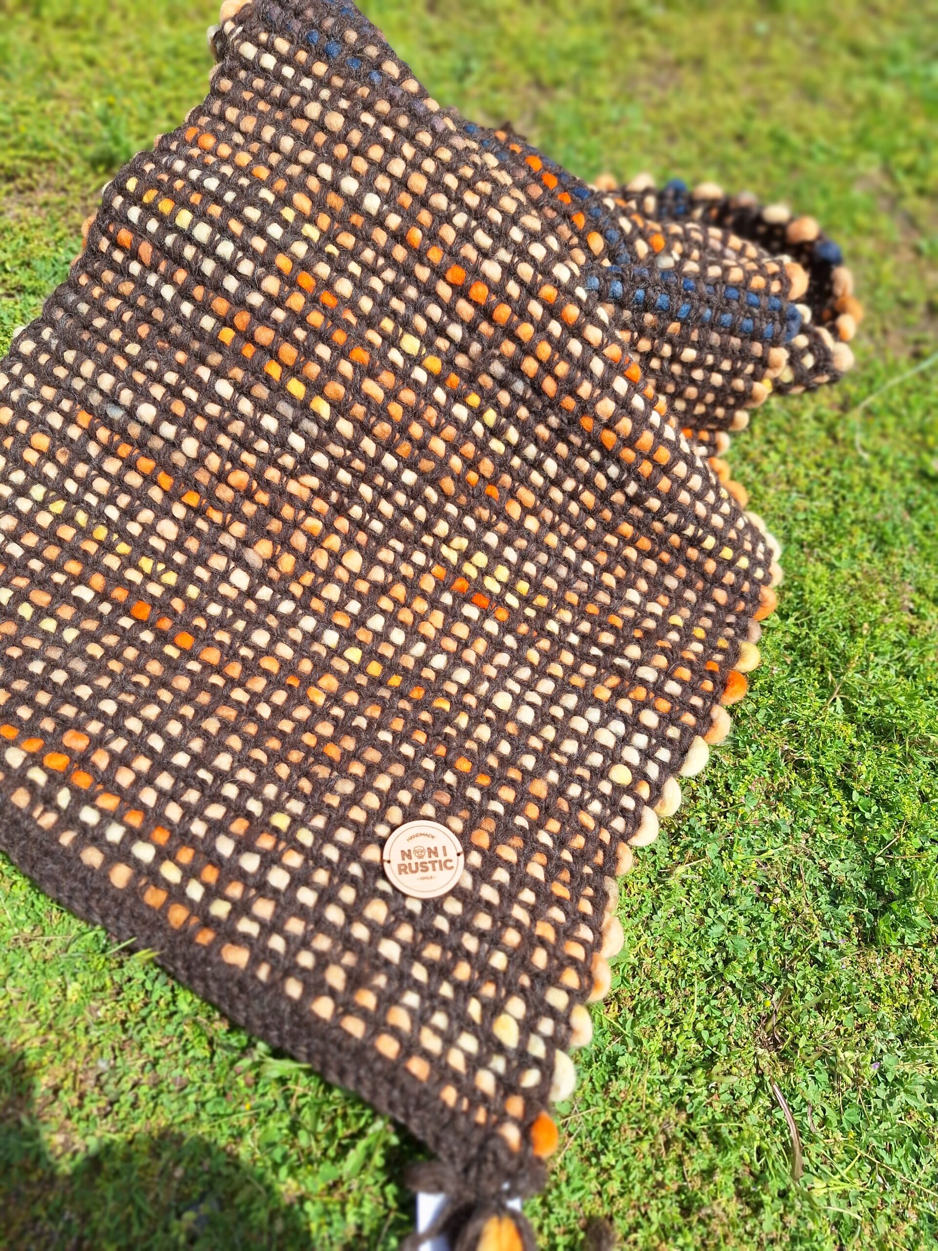 Manta Puesta de sol, 100_ lana, tejida a crochet, mide 60x200cm, valor $75.990