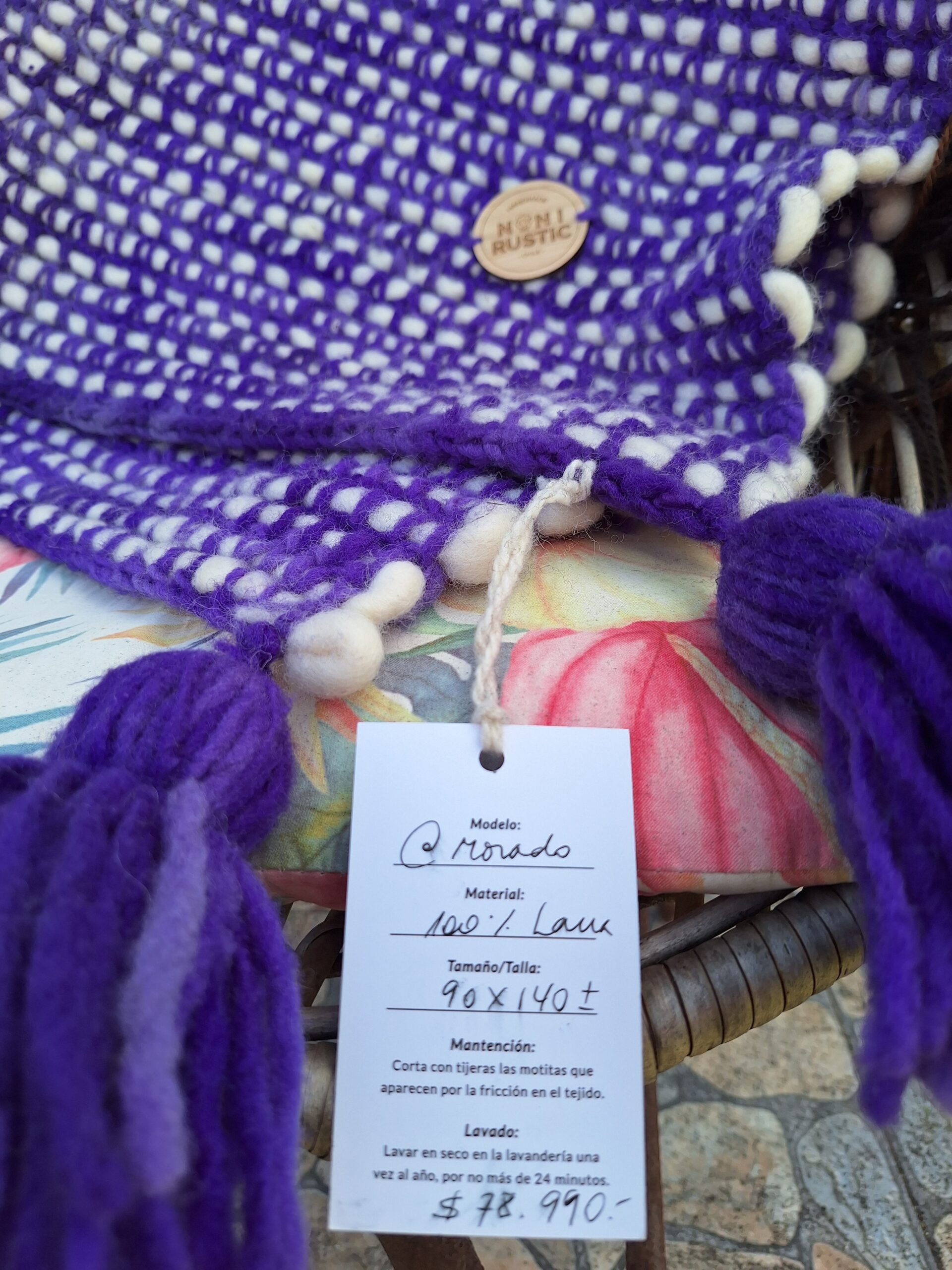Manta trama morado y base en crudo, 100_ lana, tejida a crochet, mide 90x140, valor $78.990