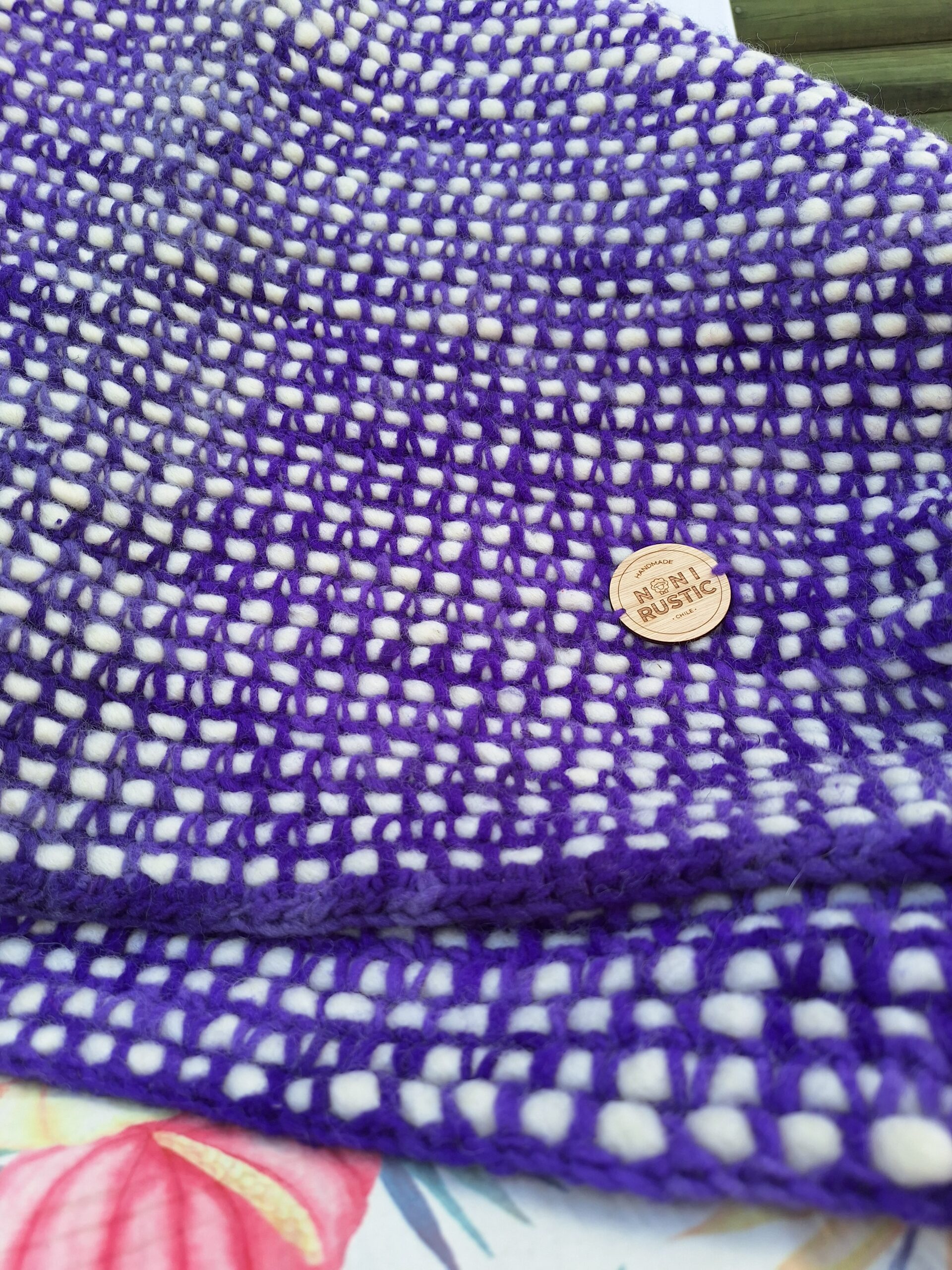 Manta trama morado y base en crudo, 100_ lana, tejida a crochet, mide 90x140, valor $78.990(2)