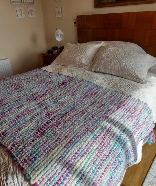 Manta trama blanco y base turquesa, lila en degrade