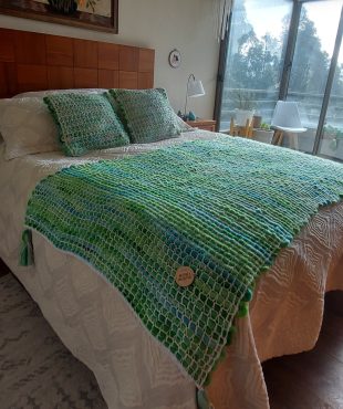 Manta trama blanco y base en verde degrade