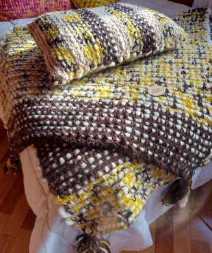 Manta en crudo con trama en amarillo y café en degrade