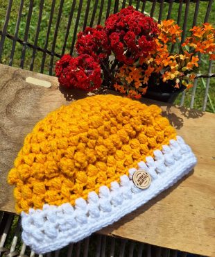 Gorro amarillo y blanco