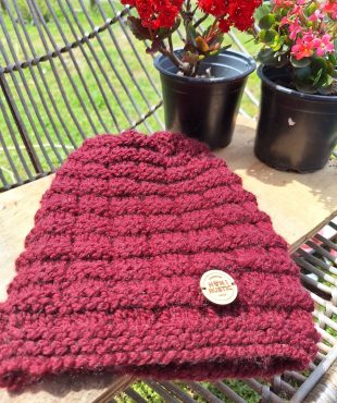 Gorro burdeo brillante corto