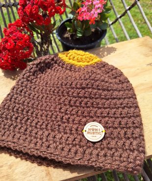 Gorro café y amarillo