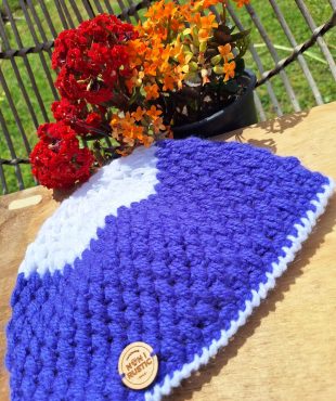 Gorro lila y blanco