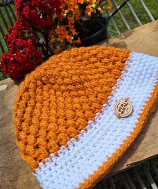 Gorro mostaza y blanco