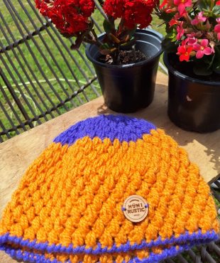 Gorro mostaza y morado