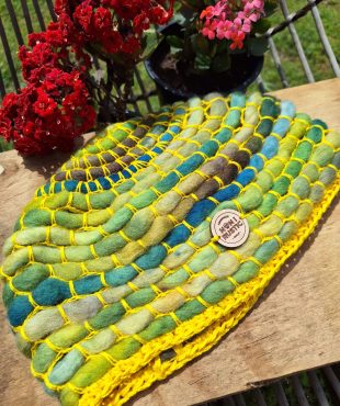 Gorro verde degrade, trama amarillo, corto
