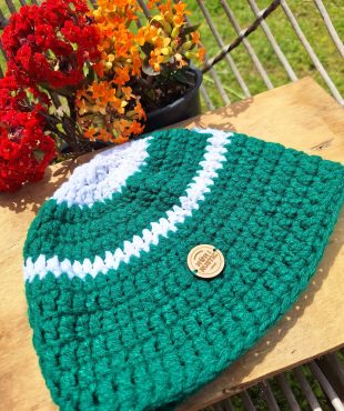 Gorro verde y blanco