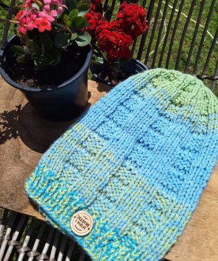Gorro celeste y verde en degrade